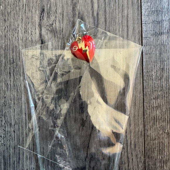 Gucci Authentic Heart Lightning Bolt Charm NEW - Picture 4 of 4